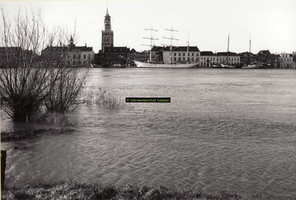 F008019 Hoog water in de IJssel, de charterschepen lijken op de IJsselkade te liggen i.p.v. er tegen aan.