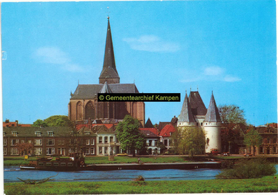 F004792 Bovenkerk en Koornmarktspoort met omgeving, gezien vanaf de oostelijkeIJsseloever ter hoogte van de Spoorstraat ...