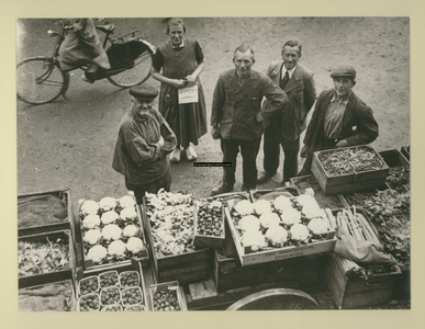 F007642 Personen bij de Groenteveiling IJsselmuiden, van rechts naar links: Aalt van Dijk, Hendrik Dokter, Anton Brink, ...