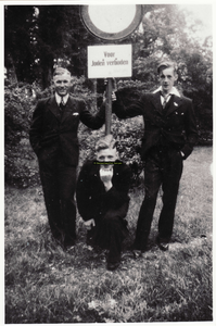 F008647 Kampen in oorlogstijd. Drie mannen staan bij een bordje met verboden voor Joden.