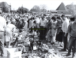 F005722 Rommelmarkt in de Julianastraat ter gelegenheid van Koninginnedag.
