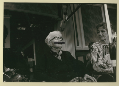 F007550 Ida Gerhardt gehuldigd in de Stadsgehoorzaal door burgemeester H.C. Kleemans.