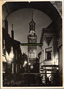 F001706 De Torenstraat en Nieuwe Toren bij avond, deze speeltoren is gebouwd in de periode 1649-1664 naar een ontwerp ...