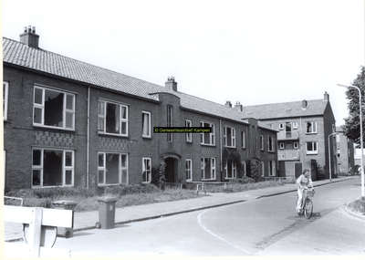 F006735 Troelstrasingel met ontruimde woningen, gezien vanaf de kruising met deGroen van Prinstererstraat in NW richting.