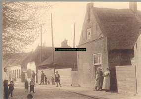 F000822 Greenterweg, gezien vanaf de hoek Noordweg/Greenterweg, achter meest rechtse huis een hooiberg met kap.