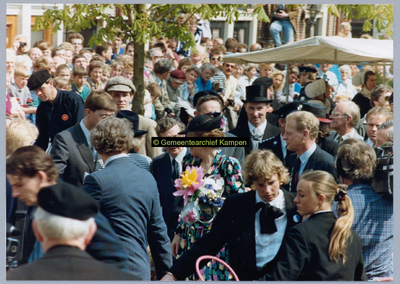 F005020 Koningin Beatrix te midden van de Kamper bevolking tijden haar bezoek samen met prins Claus, prins ...