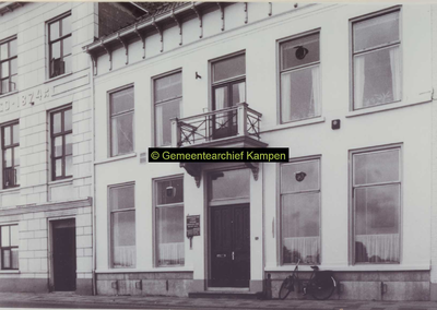 F007338 Voorzijde van het gebouw van de afdeling Burgerzaken (IJsselkade 55).