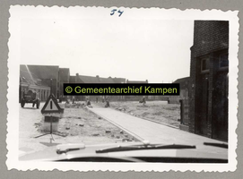 F001189-3 De Noordweg in de richting van de Sint-Nicolaasdijk, net voorbij het boerderijtje (rechts) de kruising ...