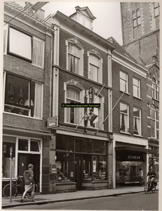 F001293 Panden Oudestraat 136-140, gezien vanaf het stadhuis,llinksboven een deel van de Nieuwe Toren.Betrof de winkels ...