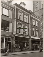 F001293 Panden Oudestraat 136-140, gezien vanaf het stadhuis,llinksboven een deel van de Nieuwe Toren.Betrof de winkels ...