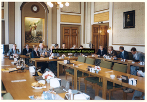 F006540 Kamper raadsleden, dienst- en afdelingshoofden in de Raadszaal van het Gemeentehuis van Groningen tijdens een ...