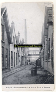 F001198 Gedeelte van de Kamper Emaillefabrieken v/h H. Berk en Zoon aan de Noordweg.