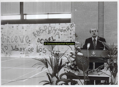 F007098 Opening van sporthal De Reeve in aanwezigheid van staatssecretaris W. Meijer. Hier achter de microfoon..
