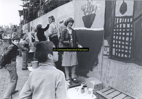 F005726 Beschildering van een omheining rond Buitenkade 2 en 4 door schoolleerlingen.
