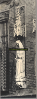 F001381 Zandstenen beeld, voorstellende de Matigheid, bevestigd aan de gevel van het Oude Raadhuis aan de Oudestraat op ...
