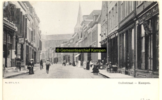 F001219 Oudestraat, gezien richting Bovenkerk, rechts Bakkerij De Bijenkorf.