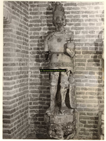 F001370 Oorspronkelijk grijs zandstenen beeld, afkomstig van de gevel van het Oude Raadhuis aan de Oudestraat, ...