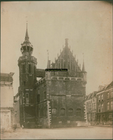 F001299 Schepentoren en Oude Raadhuis, met loopbrug van de toren naar het dak van het Raadhuis.