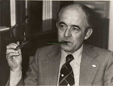 F007814 Mr. H. van den Berg, gemeentesecretaris van Kampen, als opvolger van G. van den Enk. Startte zijn loopbaan ter ...