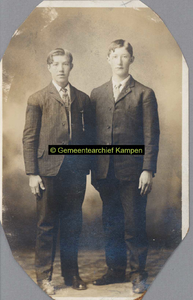 F005740 Gebroeders Broek, links Derk (1859-1932) en rechts Barteld (1846-1907).