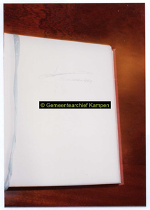 F004907 Werkbezoek van koningin Juliana aan Kampen; het gastenboek met de handtekening van de Koningin.