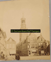 F001159-1 De Nieuwe Markt en de Gasthuisstraat met daar achter de Nieuwe Toren. Op de hoek aan de rechterzijde van de ...