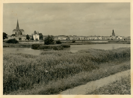 F000105 Aanzicht van de stad Kampen over de IJssel, van links naar rechts de Bovenkerk en de wit gekalkte ...