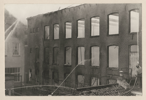 F000222 Foto 1: De zijgevel van de in brand staande fabriek Aresa.Foto 2: Het torentje van de Broederkerk ten tijde van ...