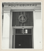 F000311 Foto 1: Ingang van het politiebureau aan de Buitennieuwstraat nr. 2-4. Foto 2: Gevelsteen in de voorgevel van ...