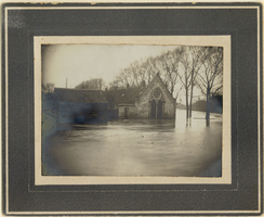 F000349 De Wasbazenhuizen tijdens hoog water aan de Singel (thans Oranjesingel) op de plaats waar nu de Oldenhof staat. ...