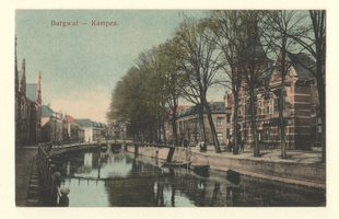 F000367 Stadsgracht de 'Burgel'. Aan de rechterzijde tegenover de Muntbrug (deze brug stond tot 1900 beter bekend als ...