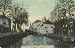 F000389 Stadsgracht de Burgel eindigt bij de Havenbrug, dit is de doorgang naar de Buitenhaven, rechts de Hagenkade en ...