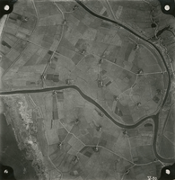 F001041 Luchtfoto van de Mandjeswaard nabij de eendenkooi op erf 1.
