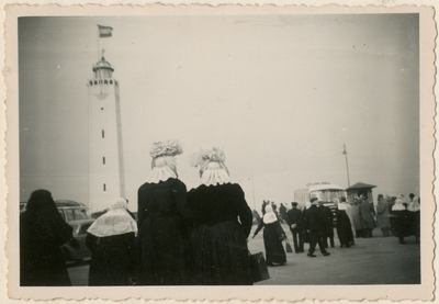 F001103 Mannen en vrouwen in klederdracht van het Kampereiland een dagje uit naar Noordwijk aan zee.