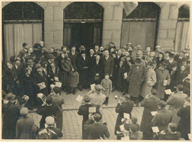 F001133 55 Jarig jubileum aan de voorzijde van sigarenfabriek Smit en Ten Hove aan de Oudestraat op nr. 45.De firma ...