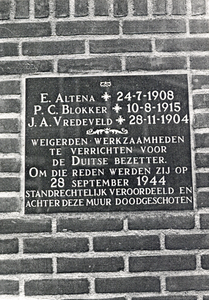 F007490 Gedenksteen aan de Prinsenstraat, aangebracht ter herinnering aan de fusillade van E. Altena, P.C. Blokker en ...