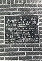 F007490 Gedenksteen aan de Prinsenstraat, aangebracht ter herinnering aan de fusillade van E. Altena, P.C. Blokker en ...