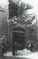 F009333 Prinsenstraat 10, verwoeste pui door overbelasting van binnenuit, tussen 1930 - 1935 Maalderij Rooms.
