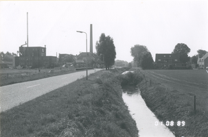 F010029 's-Heerenbroek, Stuurmansweg? met links de zuivelfabriek.