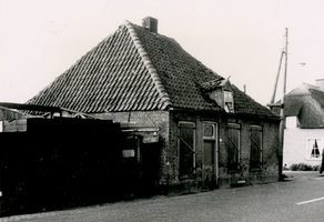 F010037 's-Heerenbroek, afbraak van de woning op de hoek Zwolseweg - Schoolsteeg, voorzijde.