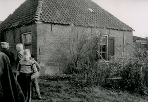 F010038 's-Heerenbroek, afbraak van de woning op de hoek Zwolseweg - Schoolsteeg, zijkant van het huis met belangstellenden.