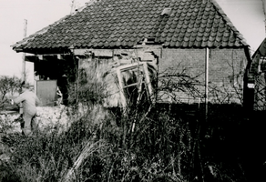 F010039 's-Heerenbroek, afbraak van de woning op de hoek Zwolseweg - Schoolsteeg, achterzijde.
