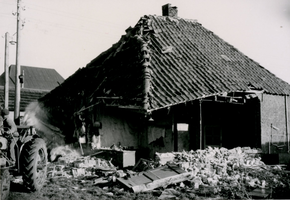 F010040 's-Heerenbroek, afbraak van de woning op de hoek Zwolseweg - Schoolsteeg, het dak staat op instorten.