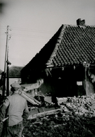 F010041 's-Heerenbroek, afbraak van de woning op de hoek Zwolseweg - Schoolsteeg, één der muren gaat tegen de vlakte.