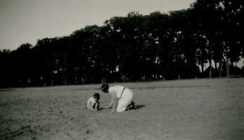 F010058 IJsselmuiden, de Zandberg aan de Burg. v. Engelenweg, moeder en kind spelend in het zand.