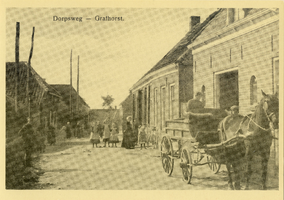 F010073 Grafhorst, Dorpsweg/Voorstraat omstreeks 1910. Op de voorgrond paard en wagen van graanhandel A.J. van Asselt en Zn.