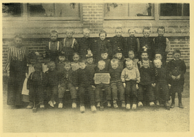 F010077 Schoolfoto uit Grafhorst, de onderwijzeres is waarschijnlijk Mej. M.G.H. Biekart uit Kampen, ze werd in 1923 ...