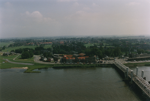 F010153 Panorama vanaf top Nieuwe Toren, uiterst rechts de IJsselbrug, in het middden de Spoorkade met daarachter ...