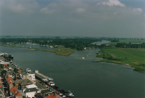 F010155 Panorama vanaf top Nieuwe Toren, de ingang vanuit de IJssel naar het Ganzendiep, links onder een gedeelte van ...