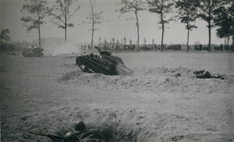 F010178 Militaire oefening op de Zandberg in IJsselmuiden, de tweede sprong der rupspantserwagens.